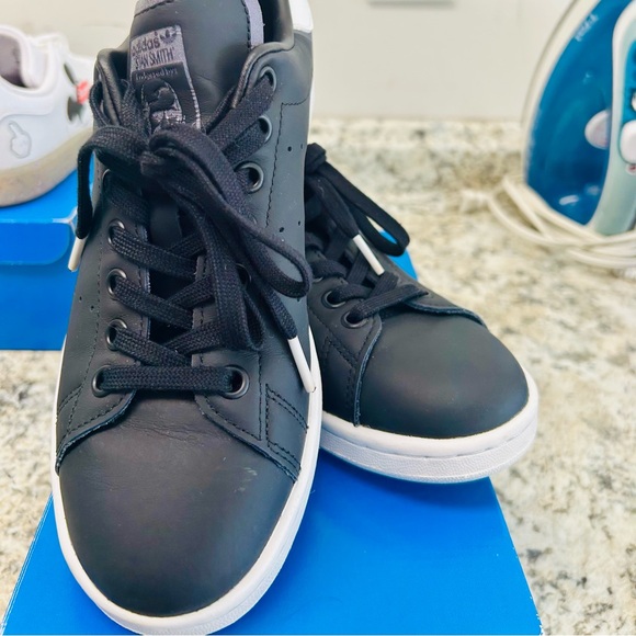 adidas Classic Black and White Sneakers M5.5/W7 - Picture 2 of 5